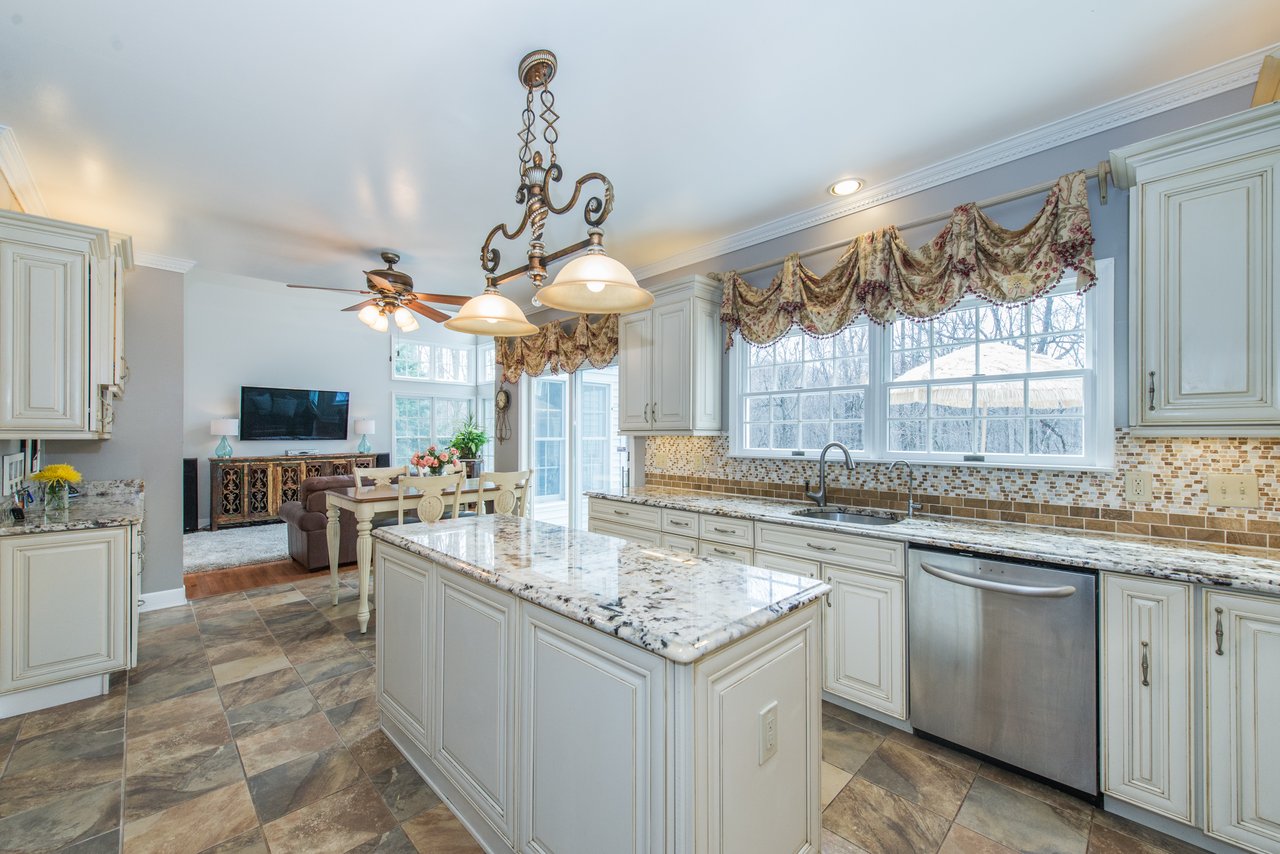 212 Deerlea Ln