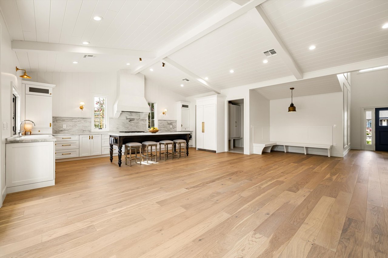 4835 E INDIANOLA Avenue