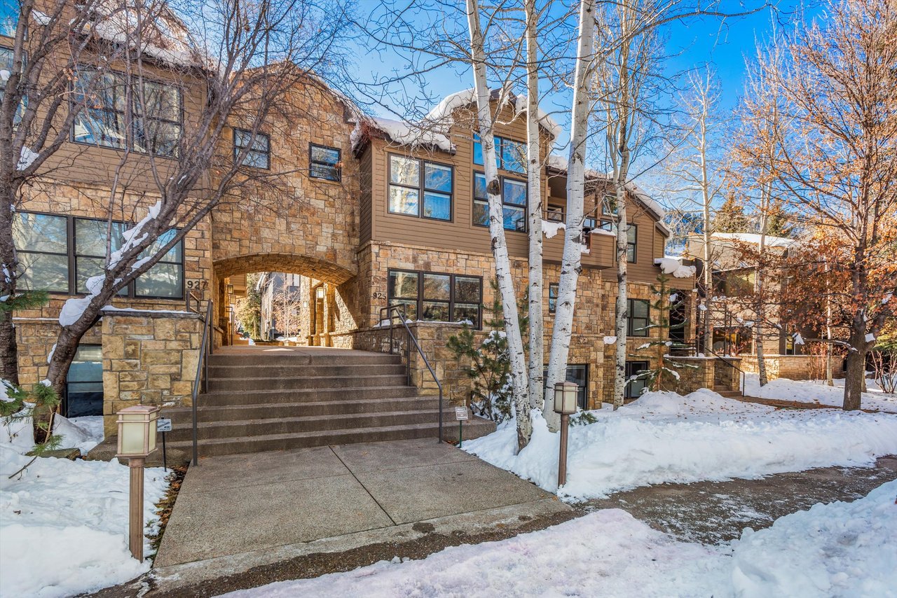 Aspen Core Luxury: Walk to the Gondola from this Spacious Townhome