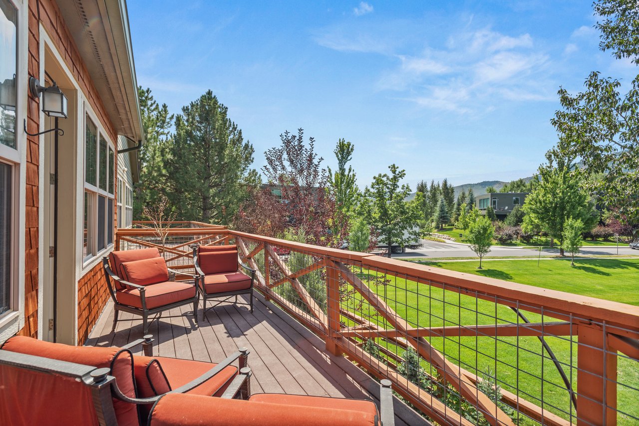 Warm & Inviting Willits Townhome