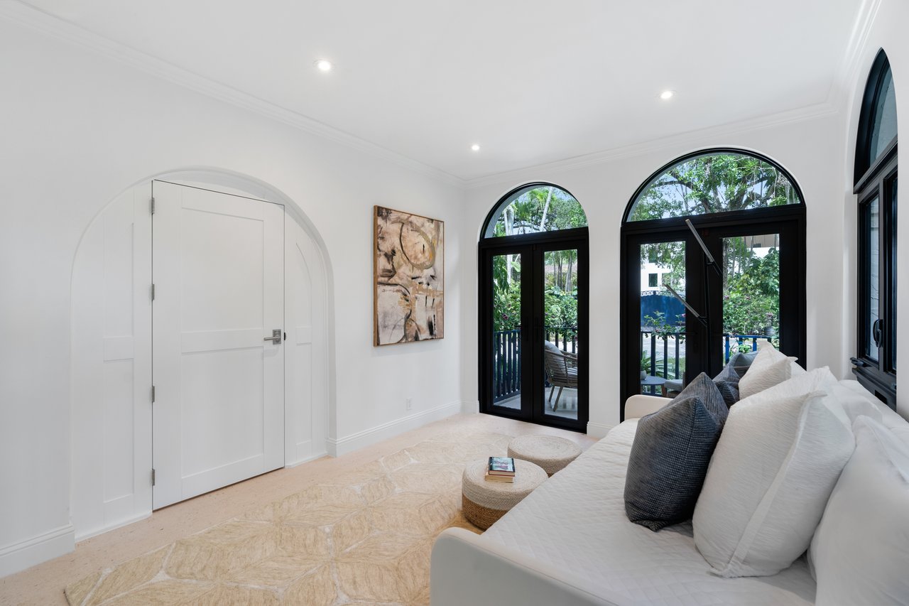 3700 Hibiscus Street "Casa Mamey"