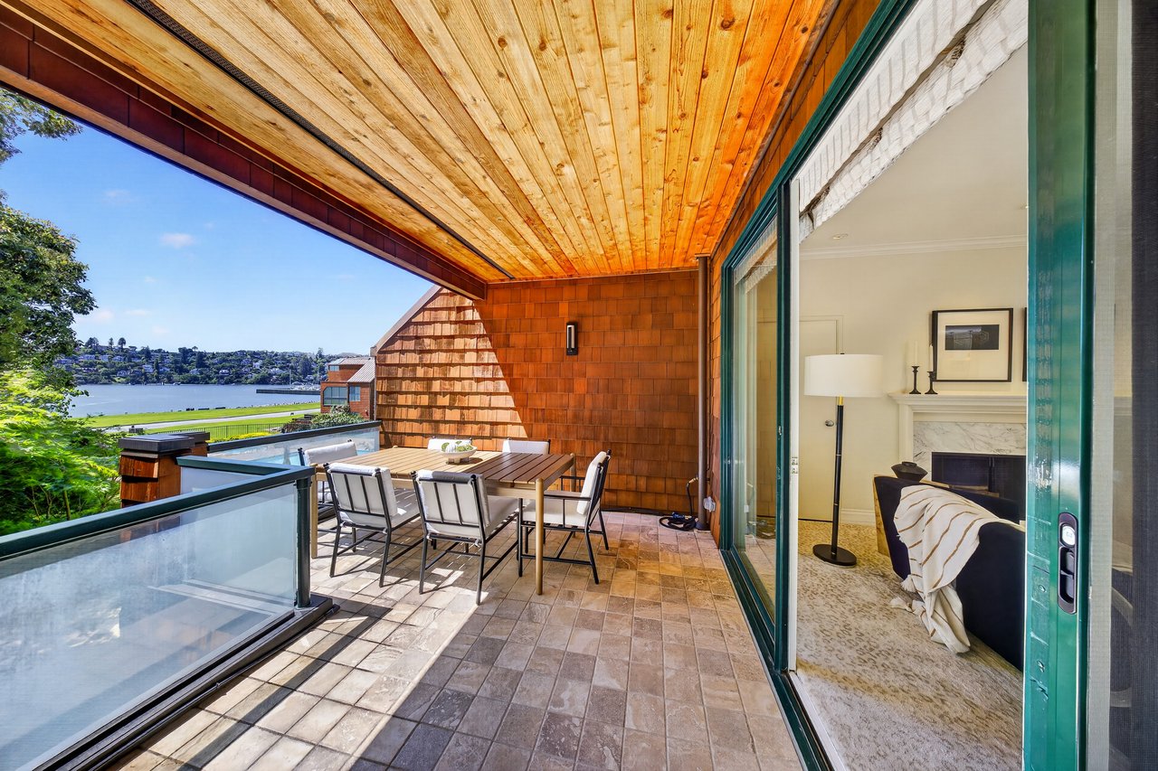 Luxurious End Unit in Point Tiburon