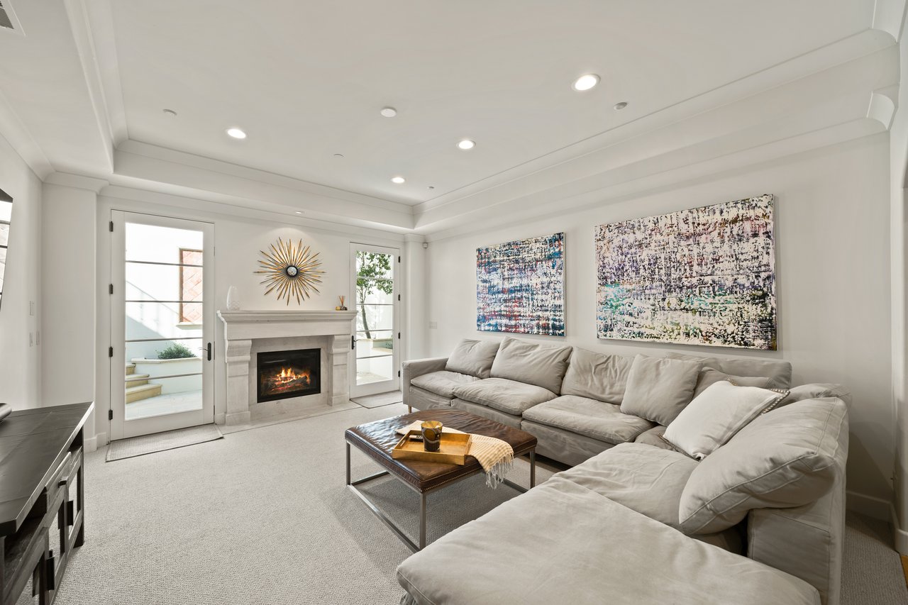 893 Laverne WAY
