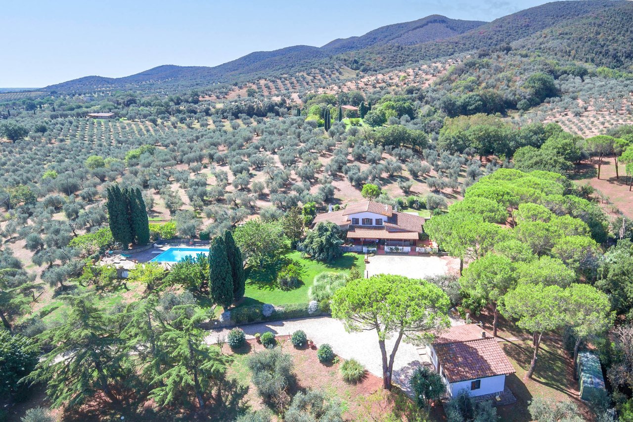 Villa in the Countryside between Sea and City