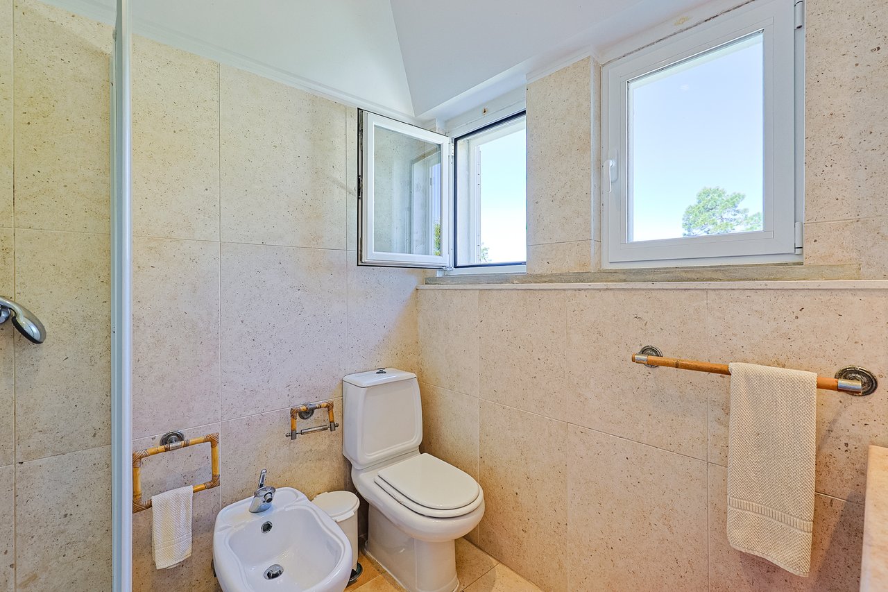 Spacious 5-Bedroom Villa with Expansive Garden Near Sintra in Colares