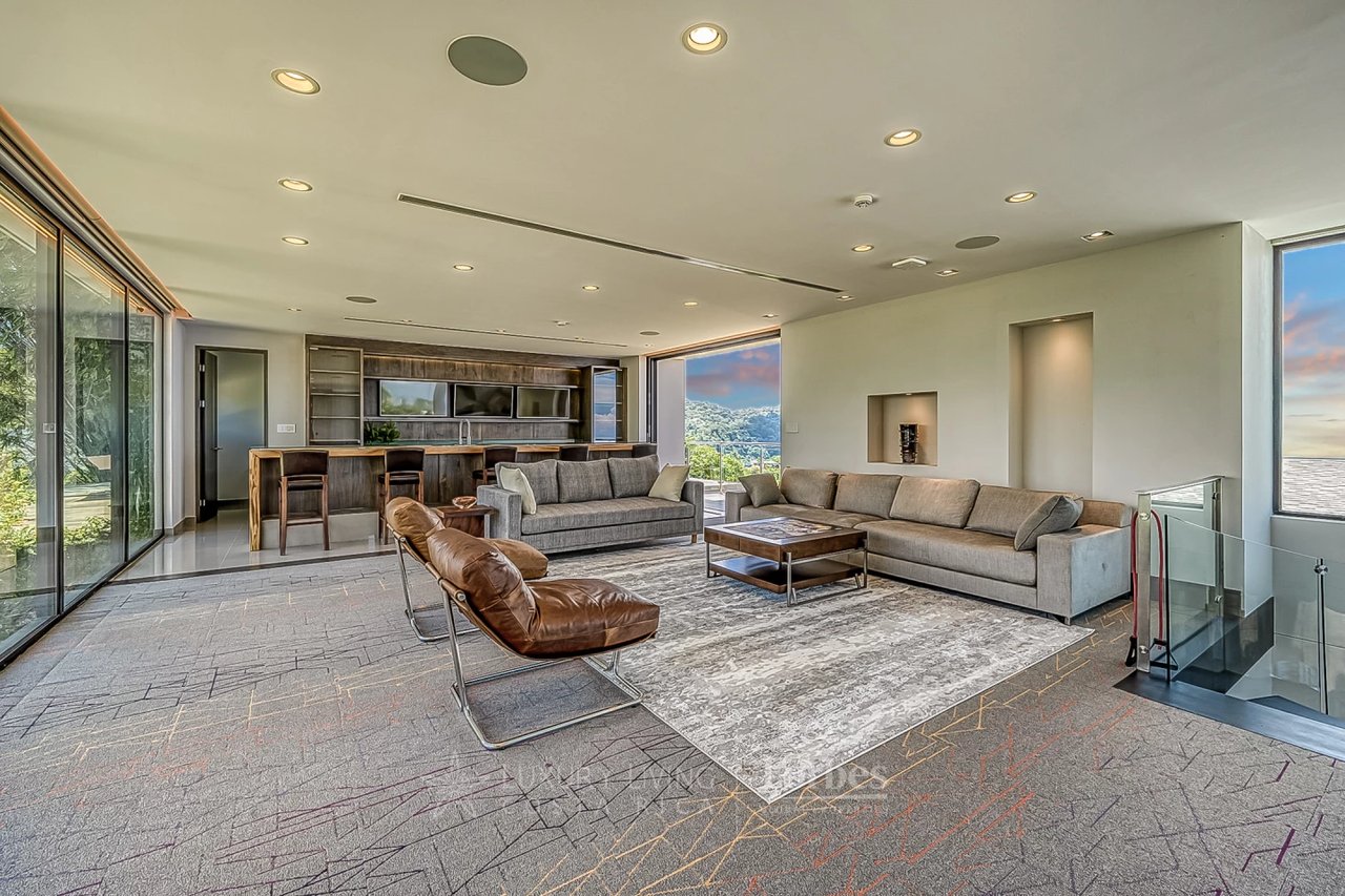 6575 - Dominical Contemporary Mansion