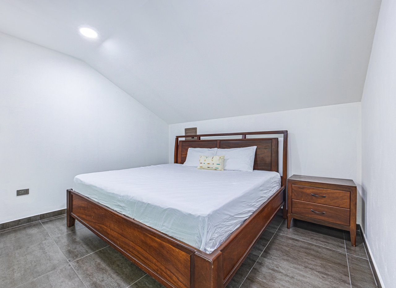 Exceptional 5-Bedroom Residence on Los Laureles Street – Prime Location & Versatile Layout