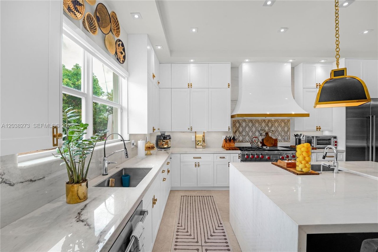 11111-sw-77-avenue-pinecrest-pool-estate-for-sale-kitchen-2