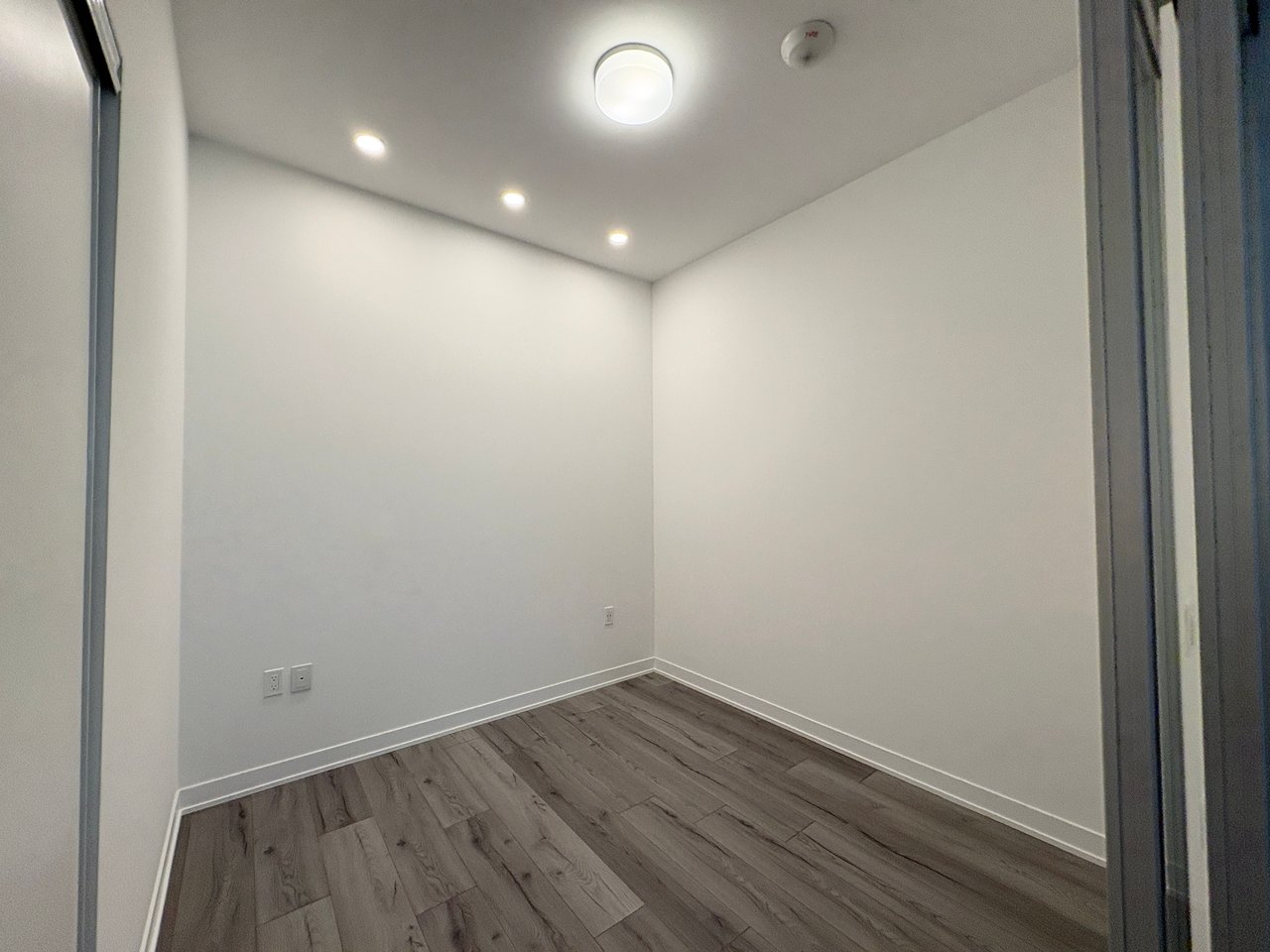 395 Dundas Street W Unit: 223