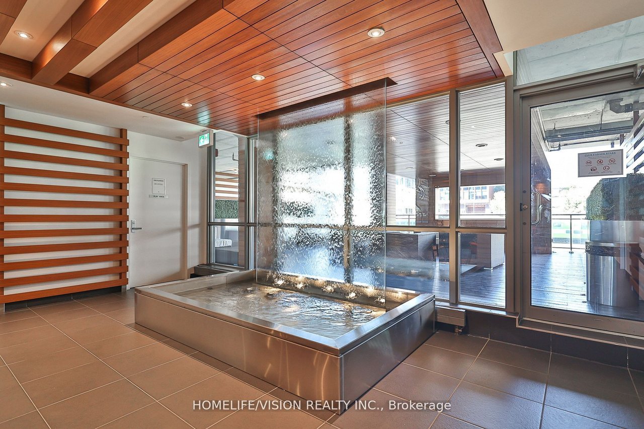 WATERFRONT LUXURY 