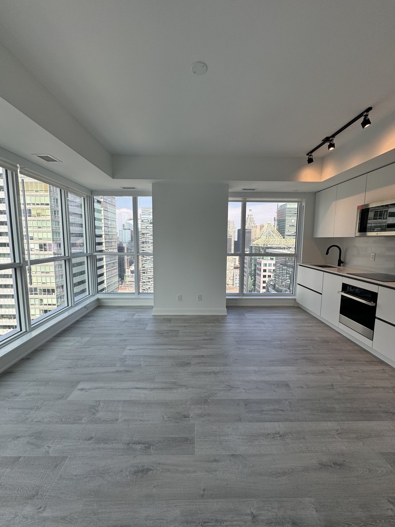 327 King Street W Unit: 3707