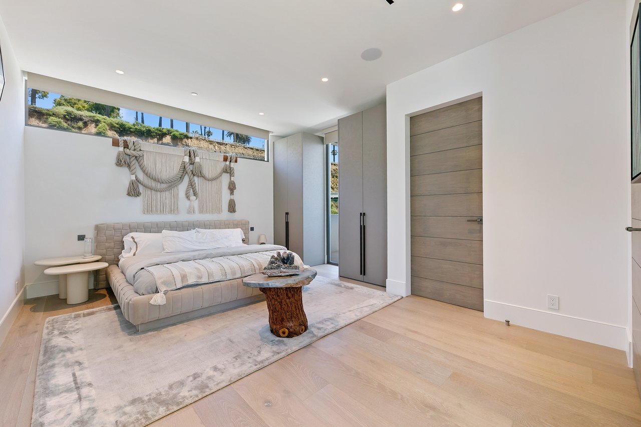 938 Palisades Beach Rd