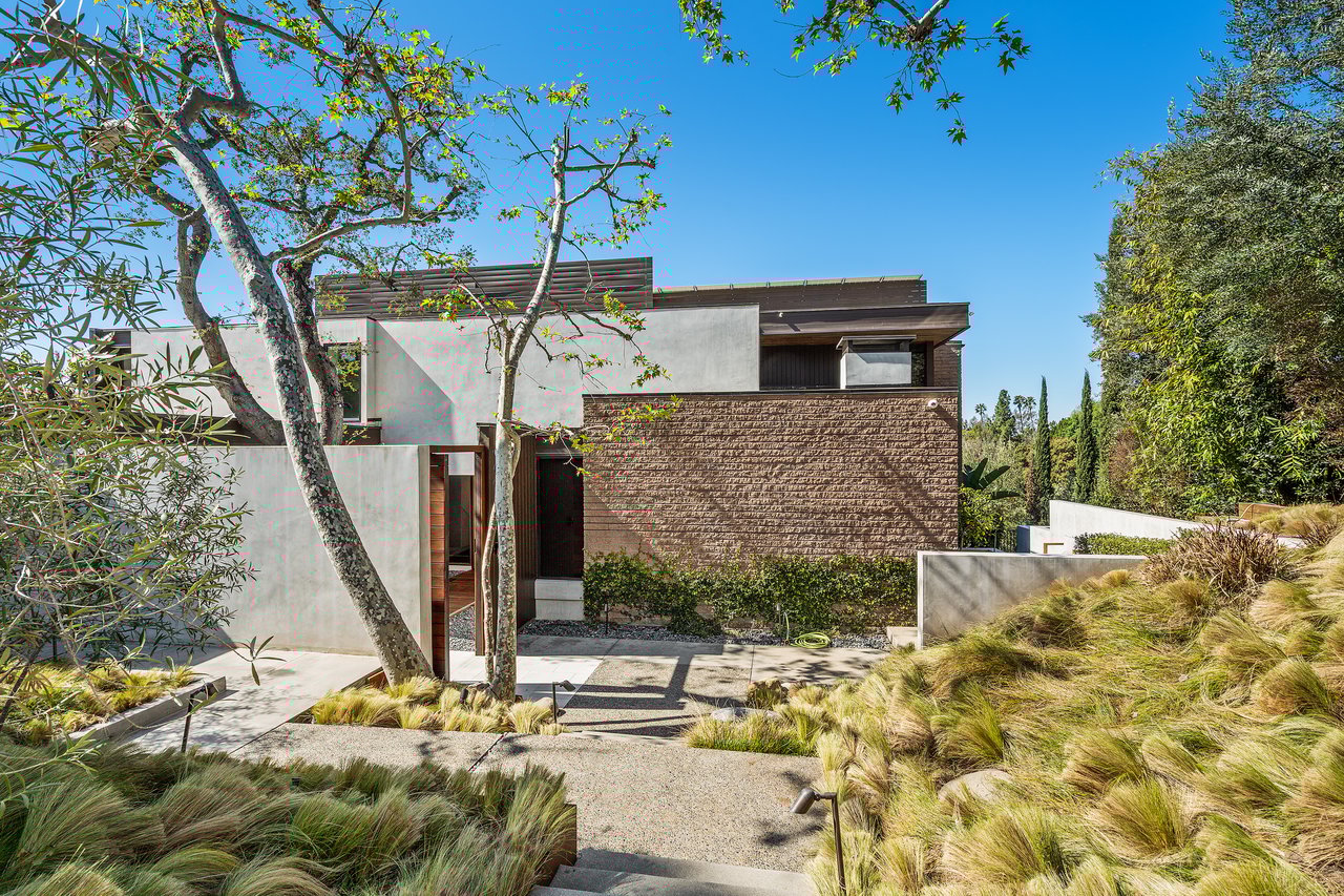  A Beverly Hills Architectural Masterpiece – Where Modern Luxury Meets Timeless Elegance