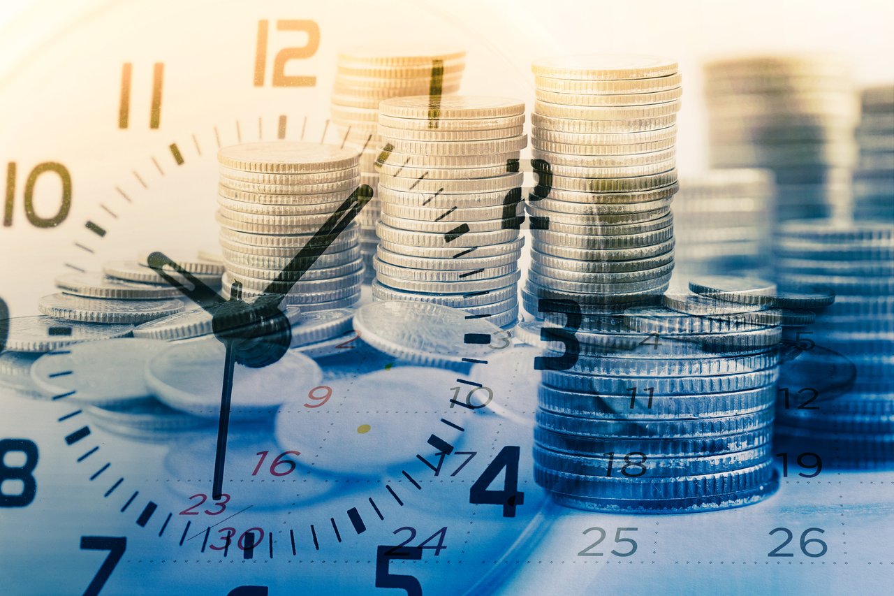 Stacks of coins overlaid with a clock face and calendar, showing the time it takes to sell a house