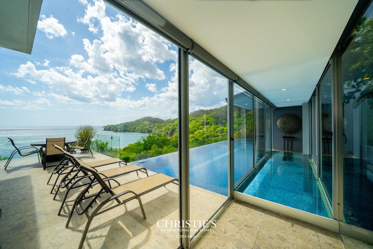 Casa Holmes: Award-Winning Glass House with Ocean Views