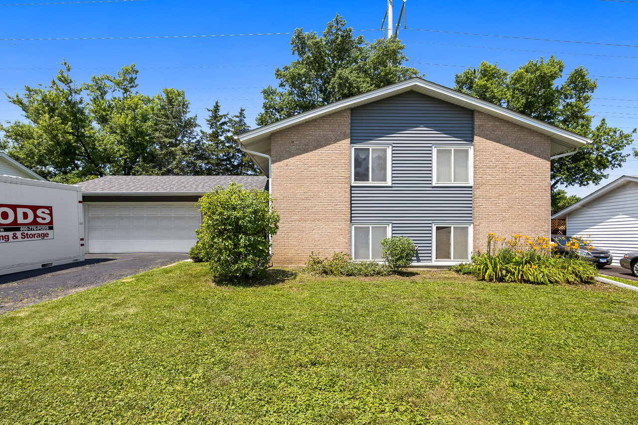6308 MacArthur Dr, Woodridge