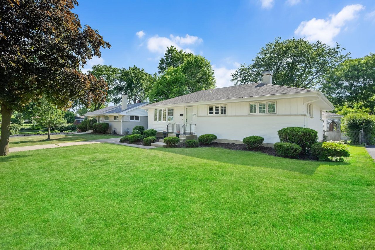 808 Delles Rd, Wheaton IL | Updated Ranch in District 200 Listed at $435,000