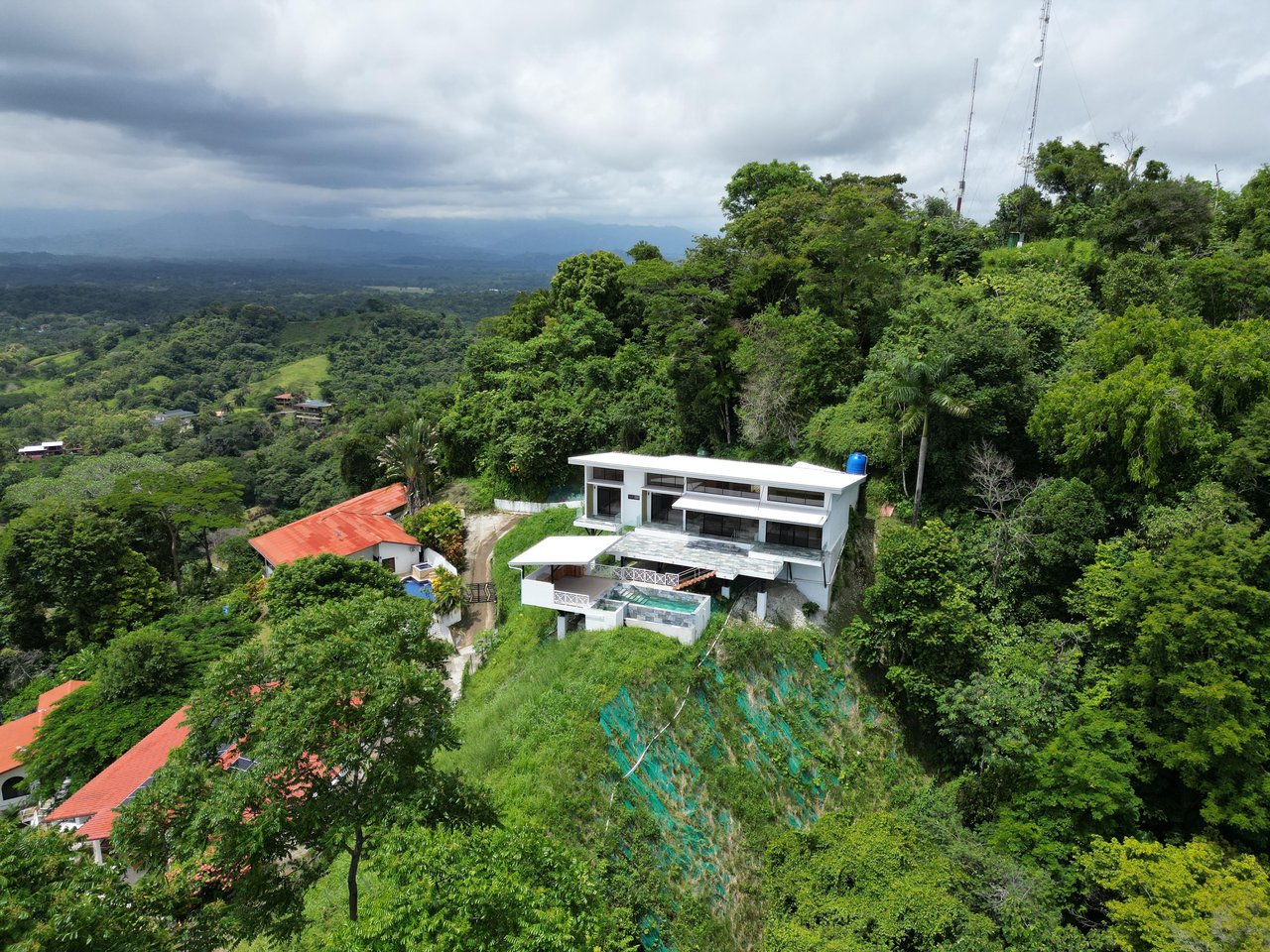 Modern Elegance Meets Incomparable Views, 3BDR&3Baths Home