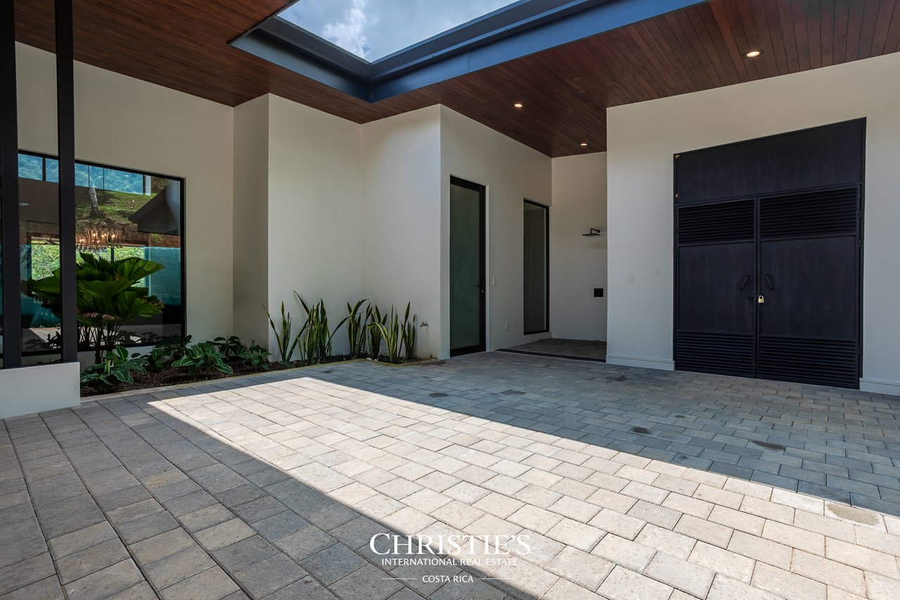 New Modern Tropical Villa 