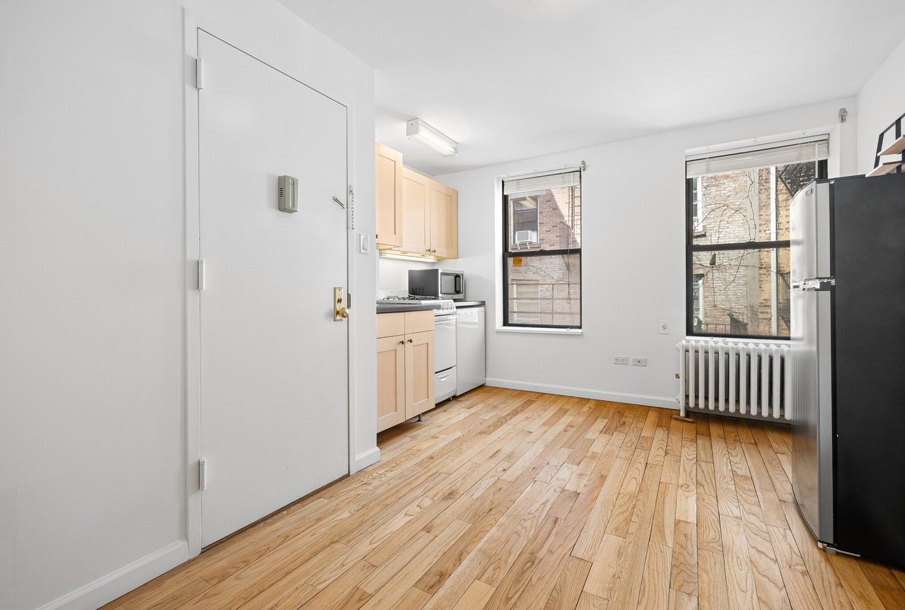222 W 16th St - Building