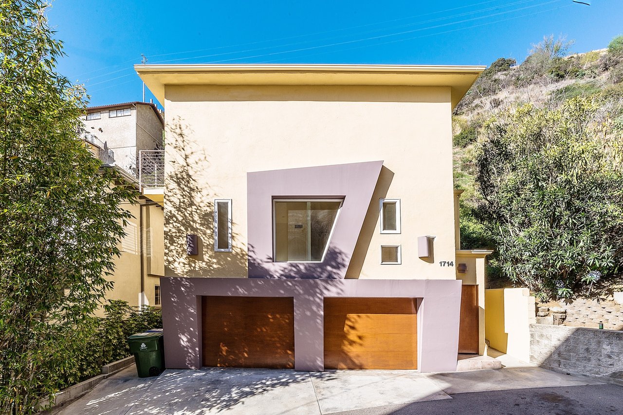  Newly remodeled mid-century hideaway