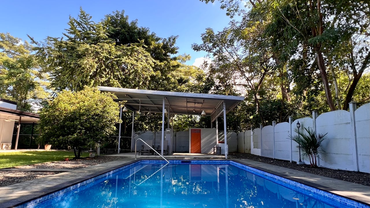 3-Bedroom Home with Large Pool and Garden in Bahía