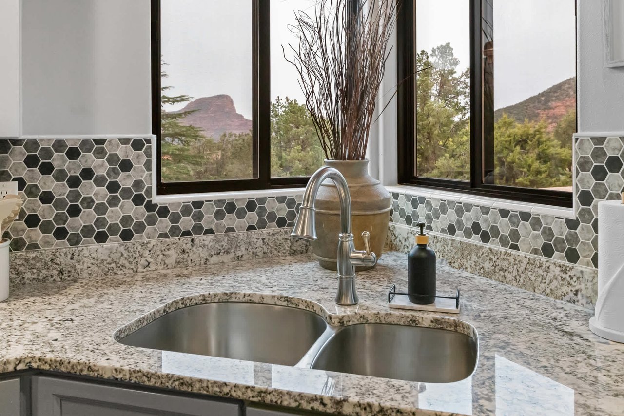 5 Bed, 3 Bath Uptown Sedona-Game Room-Sauna-Cold Plunge-Jacuzzi-Gym