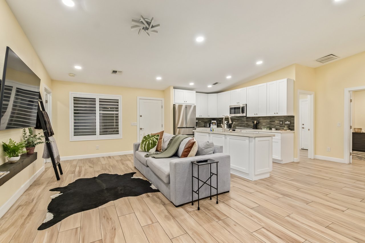 5839 E VOLTAIRE Avenue