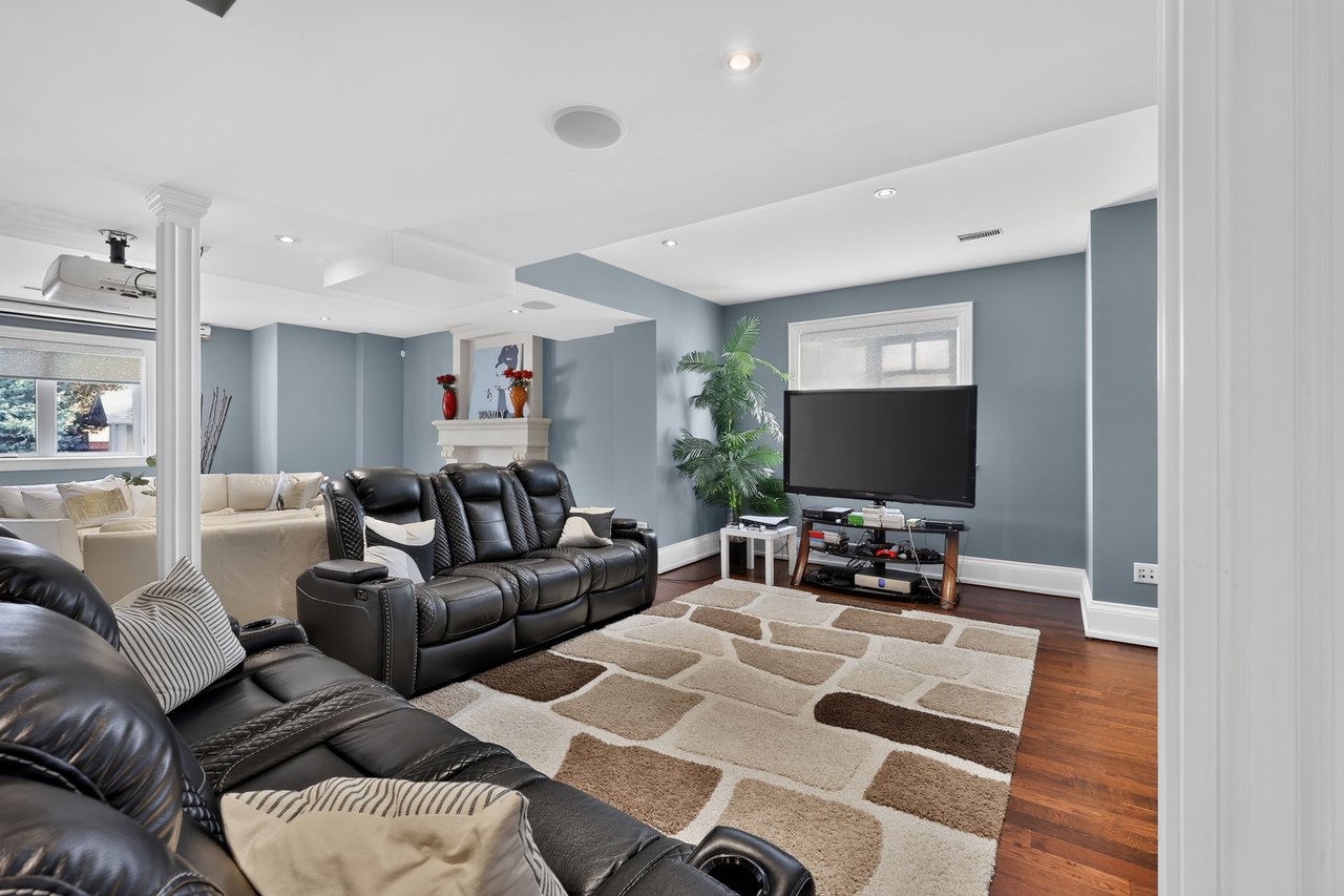 2513 Sharon Cres
