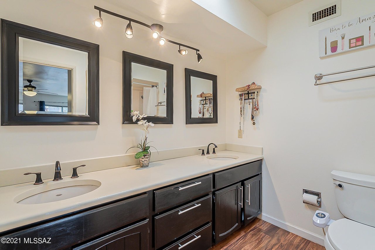 5582 N La Casita Dr