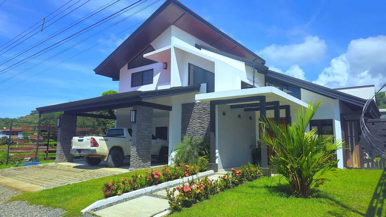 Modern Oasis Near Uvita: Contemporary Living with Pool & Privacy