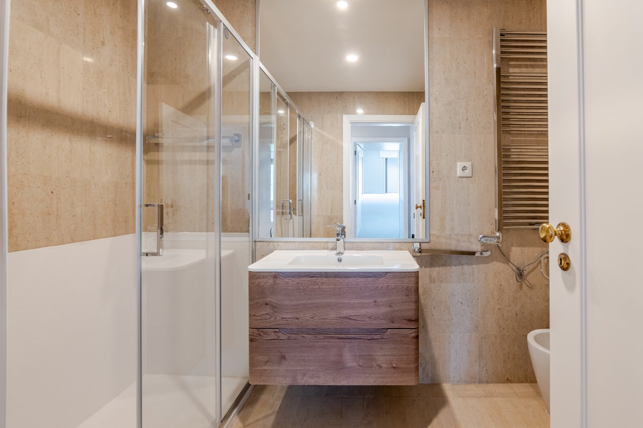 Luxury 5-Bedroom Apartment with Balcony & Private Garage in Foz do Douro, Porto