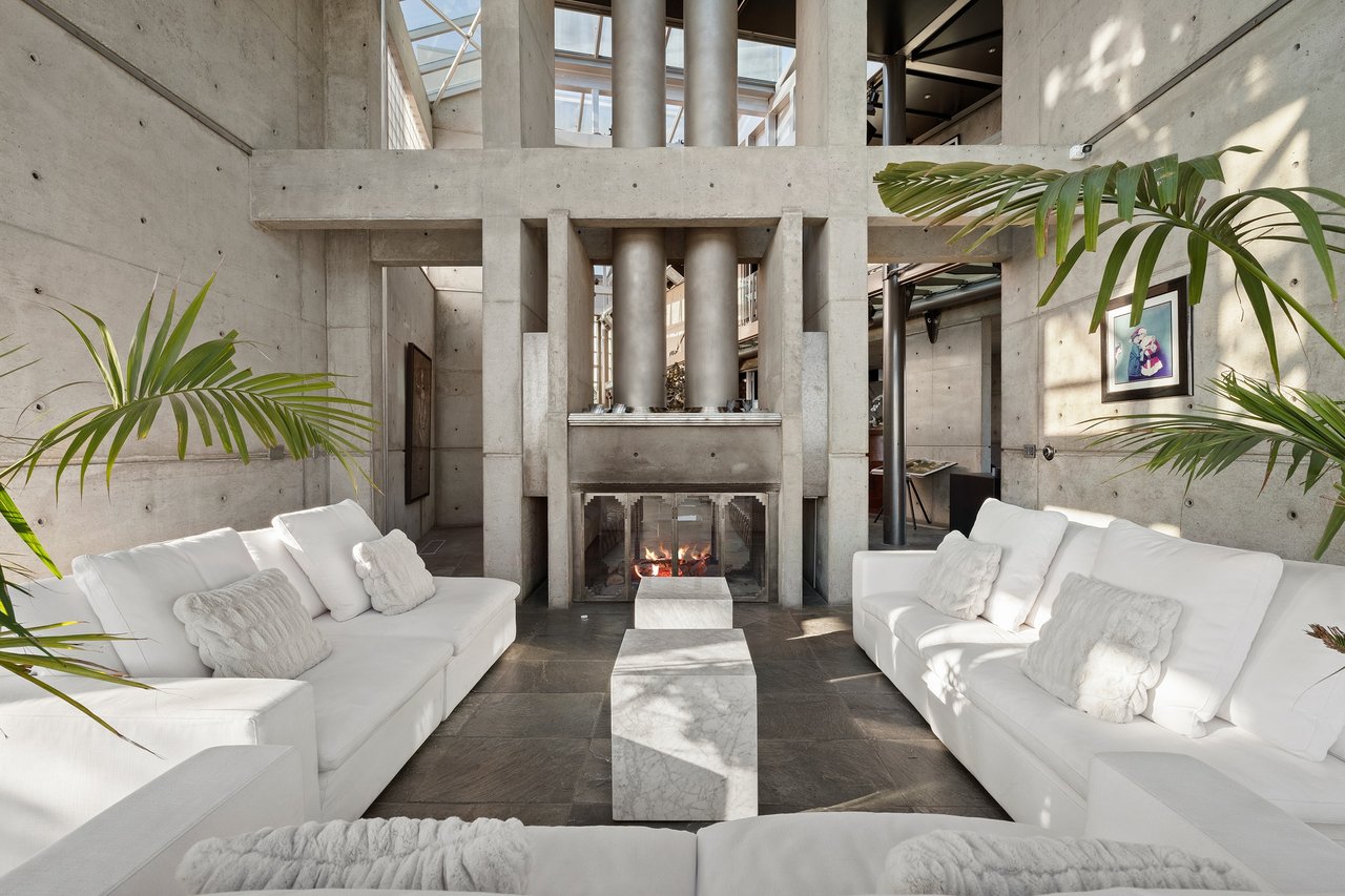 2260 Sunset Plaza Dr