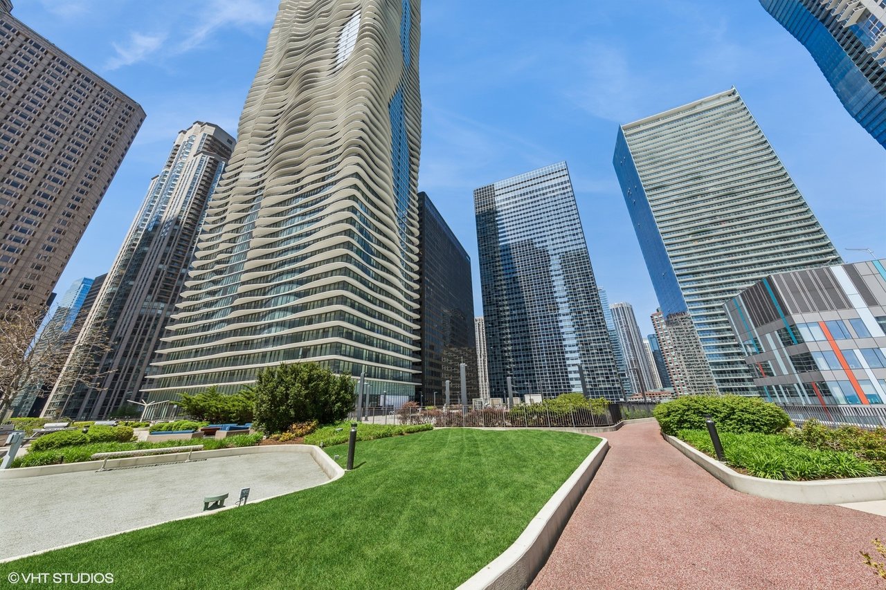 225 N Columbus Dr 7408