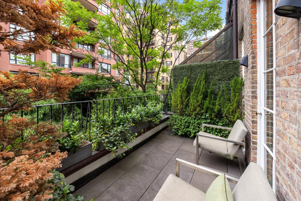 180 E 75TH St - In Contract