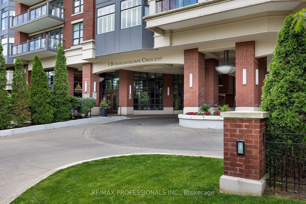 CONDO LIVING IN LUXURY 