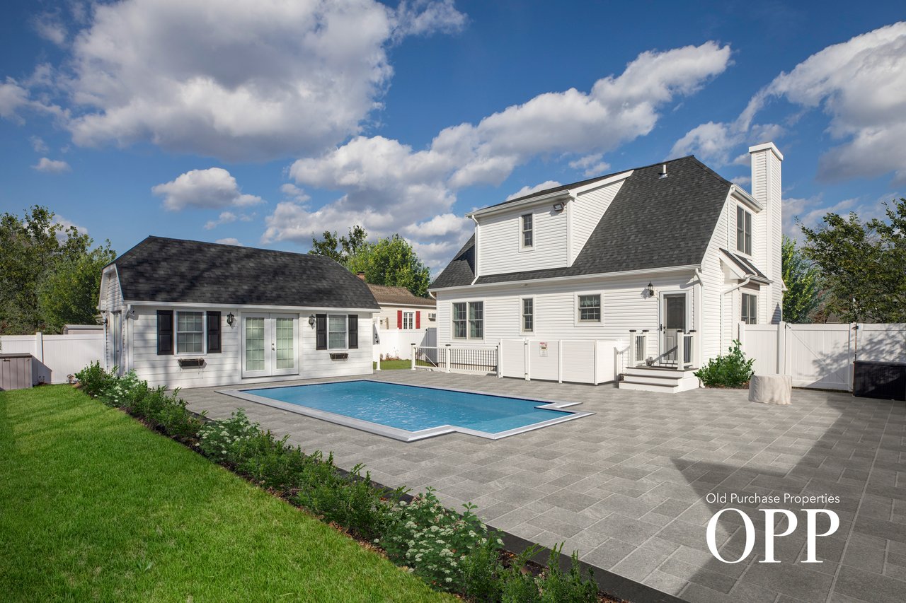 BELLPORT GETAWAY WITH HEATED POOL