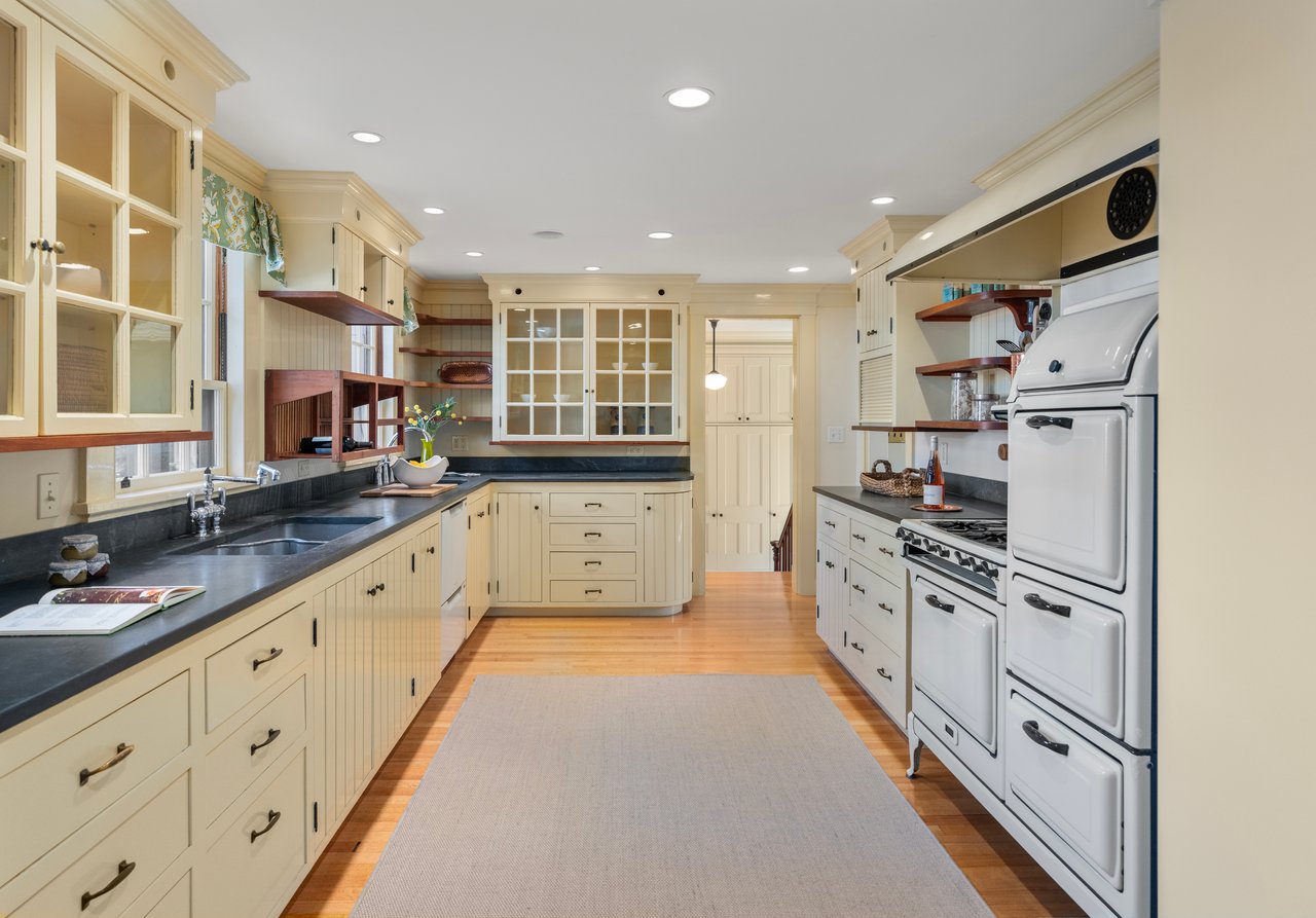  18 Ash Street, Cambridge, MA 02138