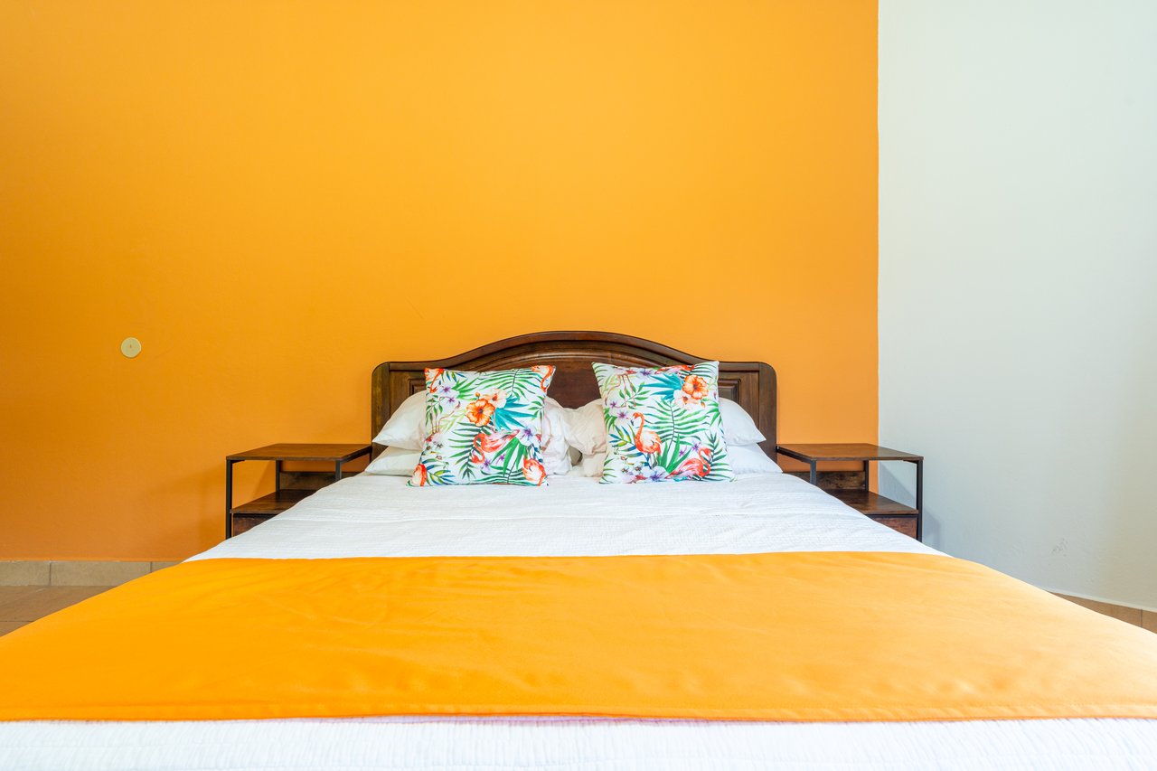 Casa Luna, 3bed /3bath Private Oasis, Convenient Location