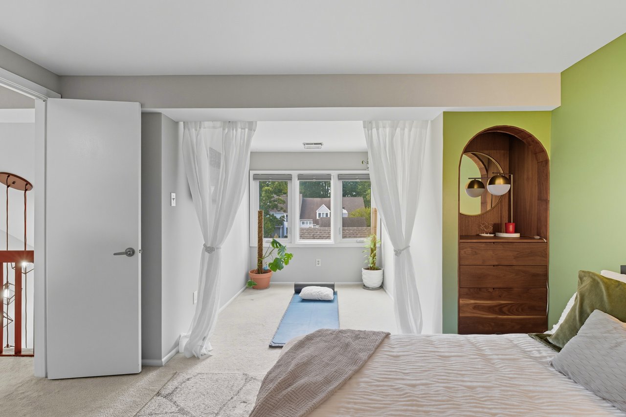 Turnkey 2 Bed Townhome plus Den & Designer Finishes 