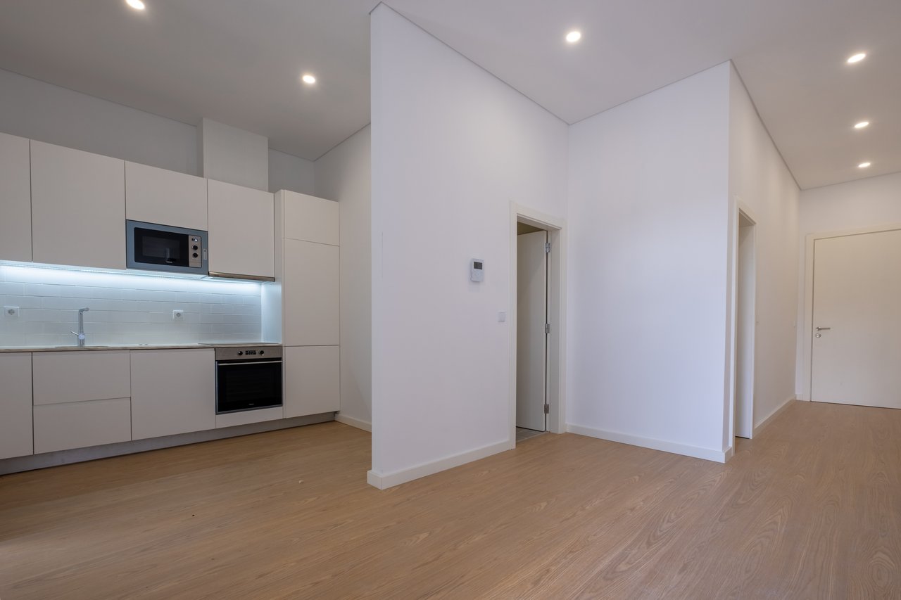 Spacious 2-Bedroom Apartment with Private Balcony in the Heart of Porto