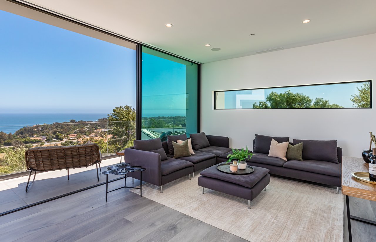 6156 Zumirez Dr