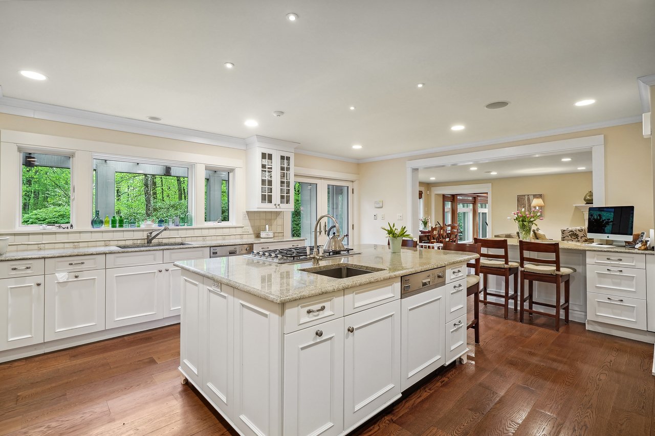 17 Eastwoods Road
