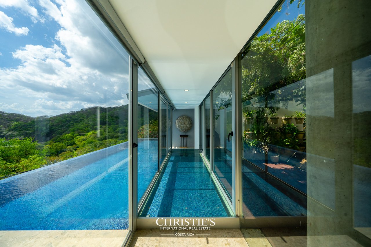 Casa Holmes: Award-Winning Glass House with Ocean Views