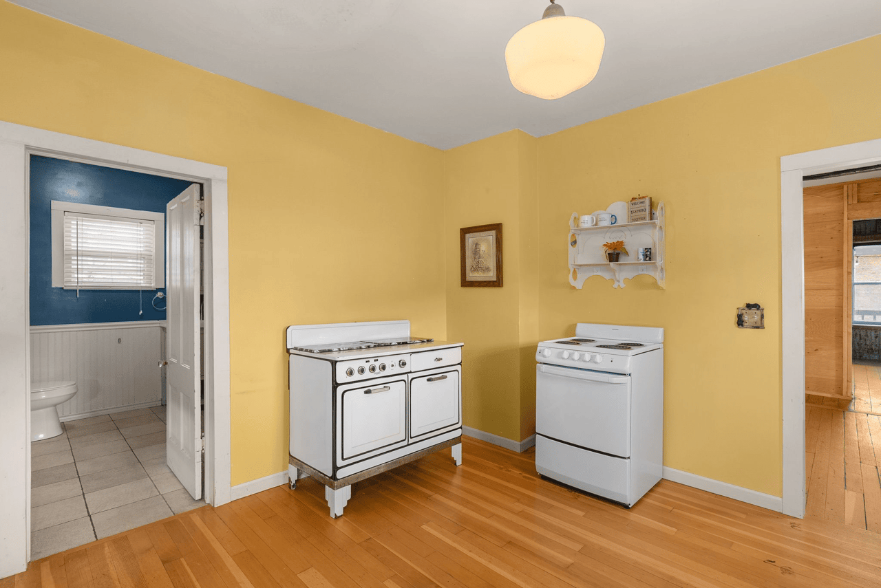 *SOLD* Just Listed In Roslyn