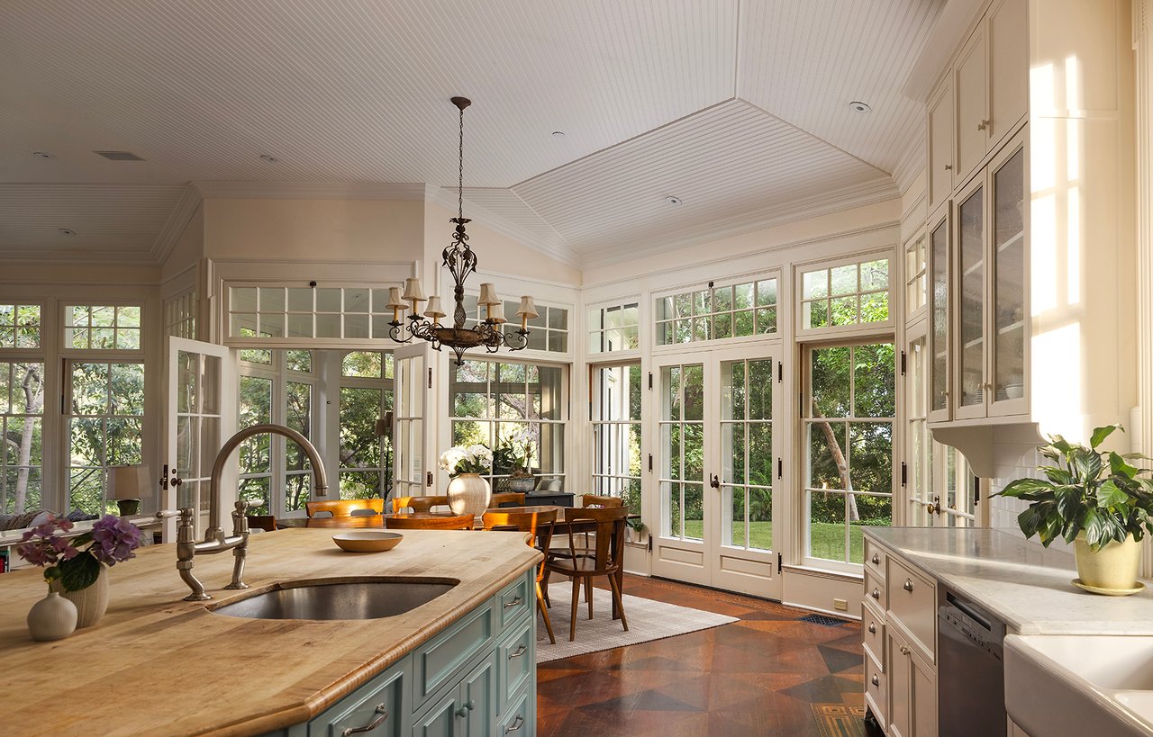 2041 Mandeville Canyon Rd