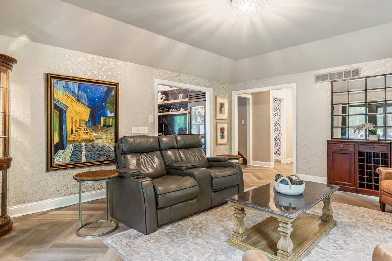 11 Lake Forest Court W