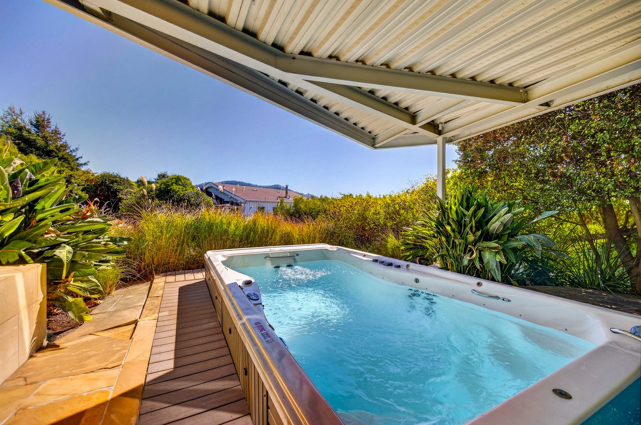 Dramatic Contemporary Architecture and Golden Gate Bridge Views
