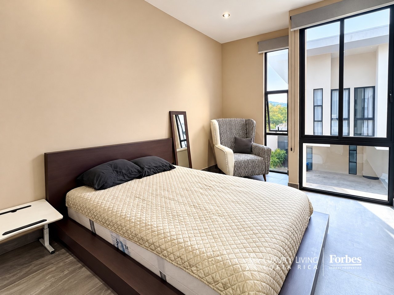 21566 - Contemporary corner home with 3 bedrooms and a garden in Lindora