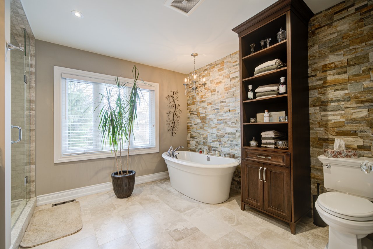 1296 Mapleridge Cres